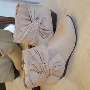 Comfortview Vegan Suede Booties Side Zip Cream Colour  11WW